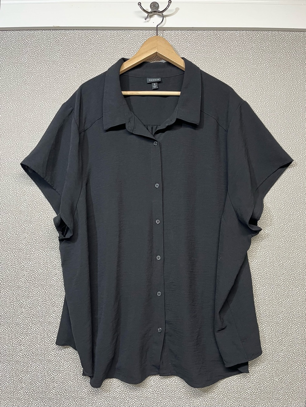 5 (5X) (28) Torrid Black Short-Sleeve Button-Down Shirt